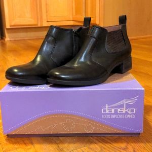 Dansko Lola leather black booties 37